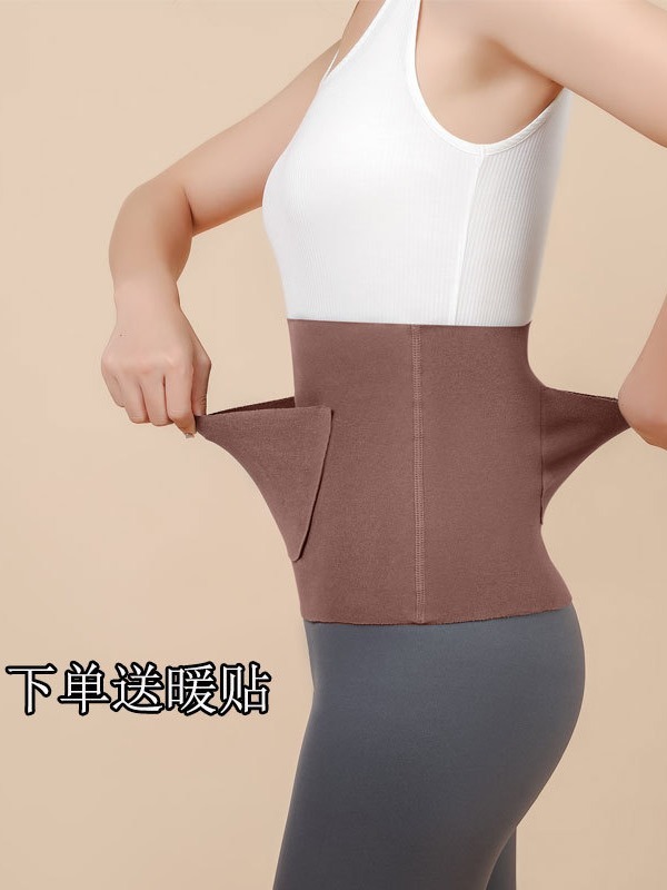 ポケット付きのベルト付きの女性はお腹を温めて胃を温めます。|undefined