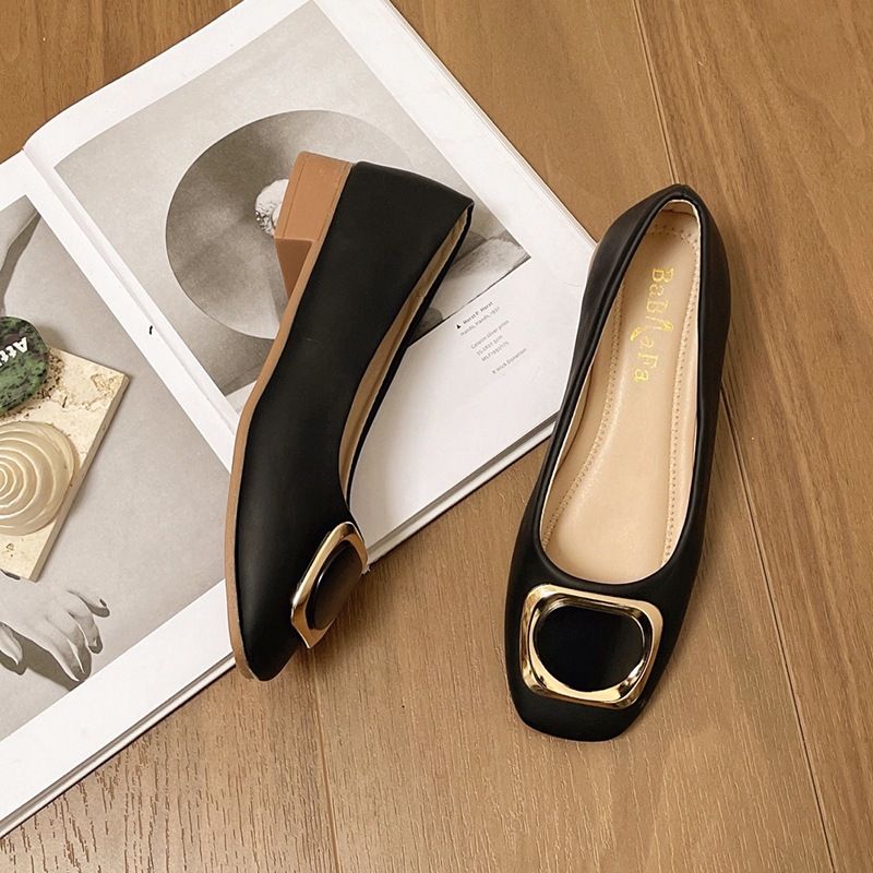 Zapatos de cabeza cuadrada para mujeres 2025 nuevo estilo de primavera y otoño con una hermosa falda de talón bajo con suela suave un zapato de pedal