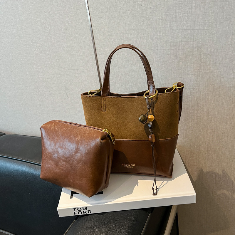 Bolsa de color retro de estilo extranjero para mujeres otoño y invierno 2025, nuevo tipo de bolso de hombro de viaje, bolso de cubo de mano de alta calidad