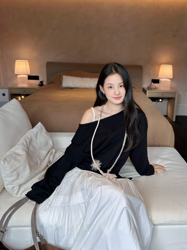 DIGM | 2025秋季极简慵懒风松弛感不规则开衩卷边露肩T恤女A09195|undefined