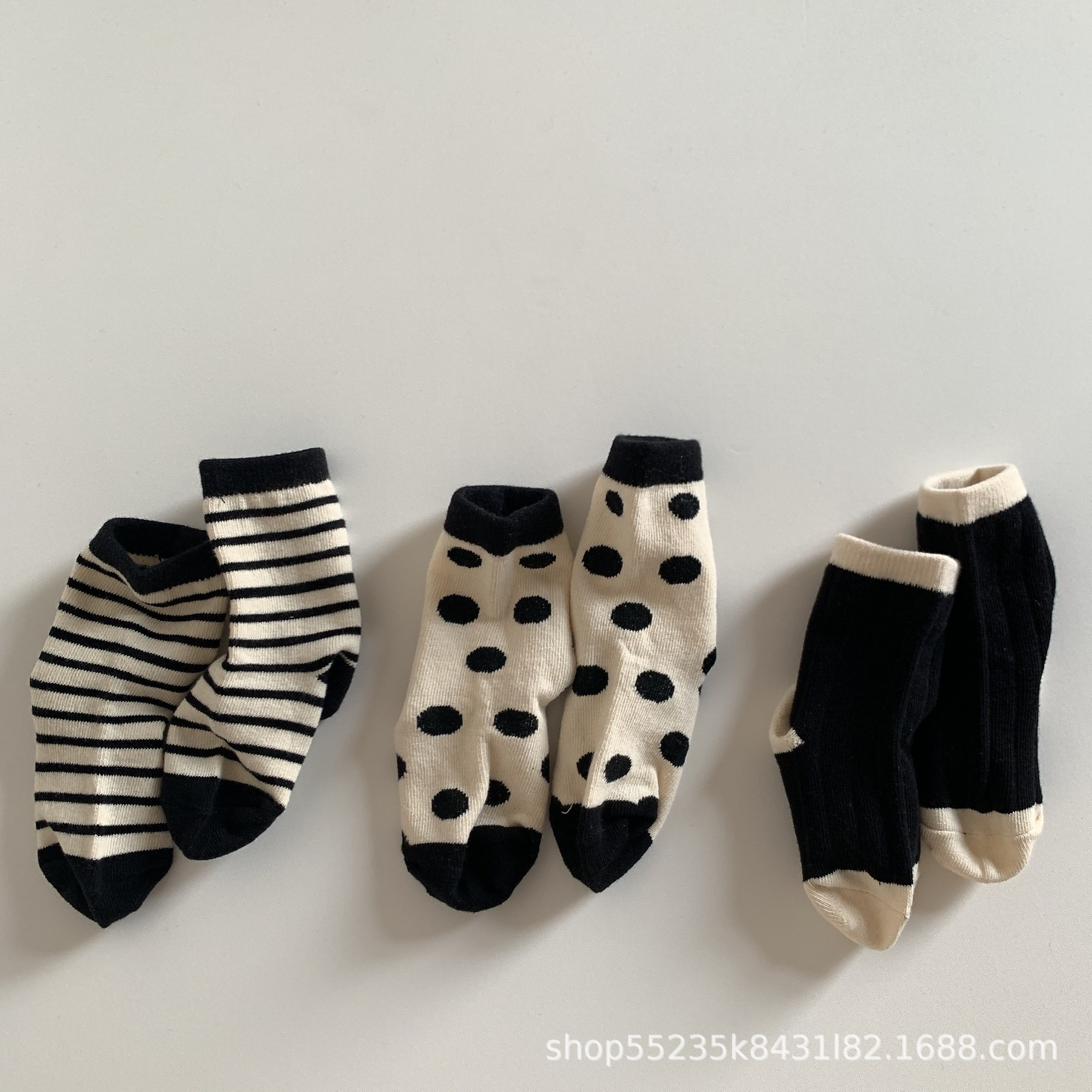 2023 nuevos calcetines de bebé calcetines de algodón de primavera y otoño engrosados calcetines de otoño e invierno para niños calcetines de moda versátiles calcetines de bebé a media pierna