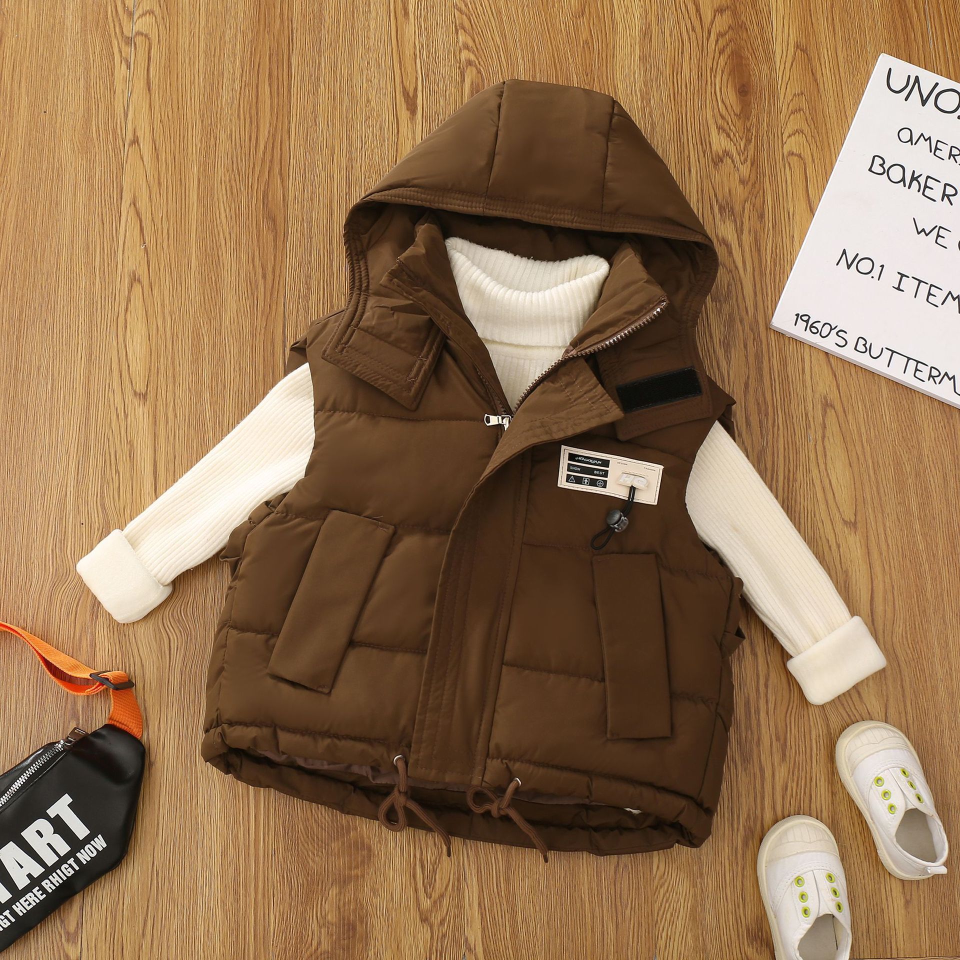 Chaleco de niño 2025 nuevo estilo de aire extranjero primavera / otoño / invierno ropa caliente chaleco de hombro para niños espesa pluma caballo de algodón