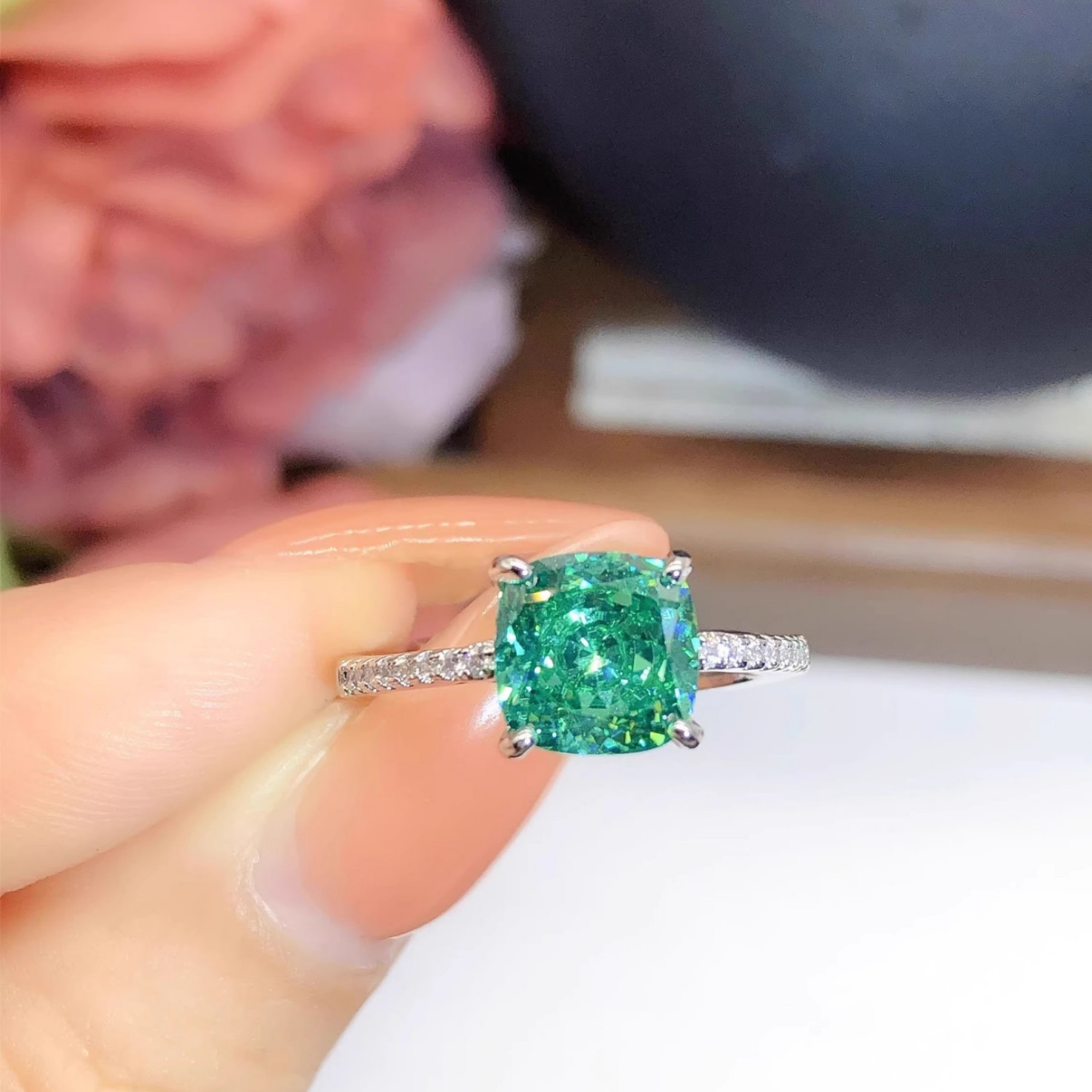 Set ketting met prinses hanger en eenvoudige emerald ring_voghion.com