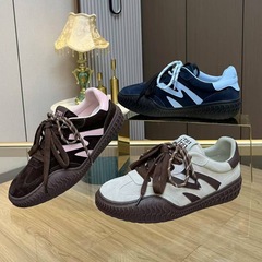 广州爆款撞色休闲单鞋2025秋新款真皮轻便平底真皮美拉德风德训鞋