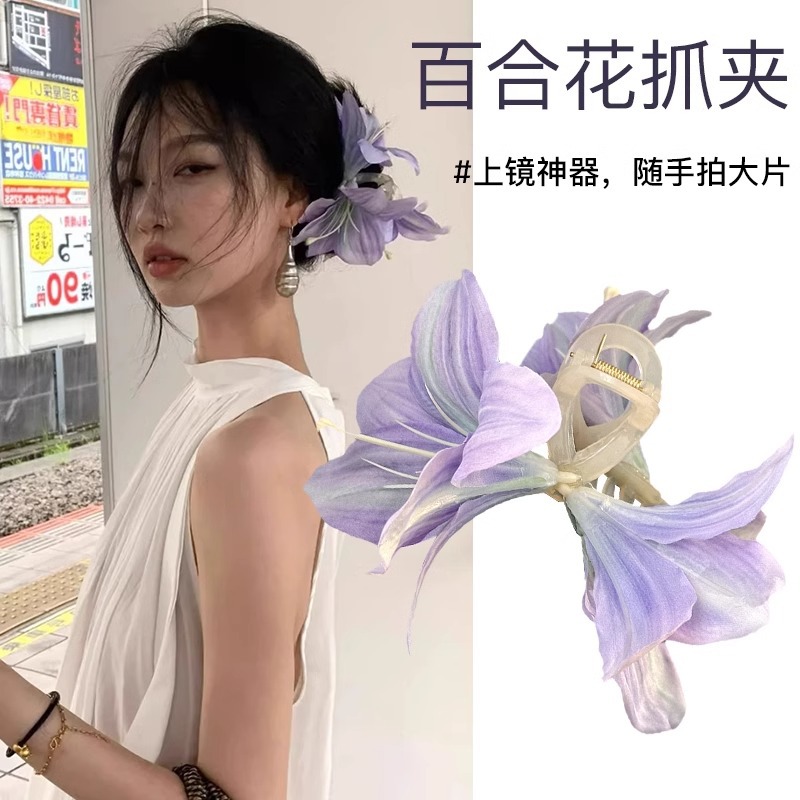 La atmósfera de la simulación estereoscópica de flores de lirio clip de cabello de mujer 2025 nuevo toque de cabeza de primavera rascar clip de pez