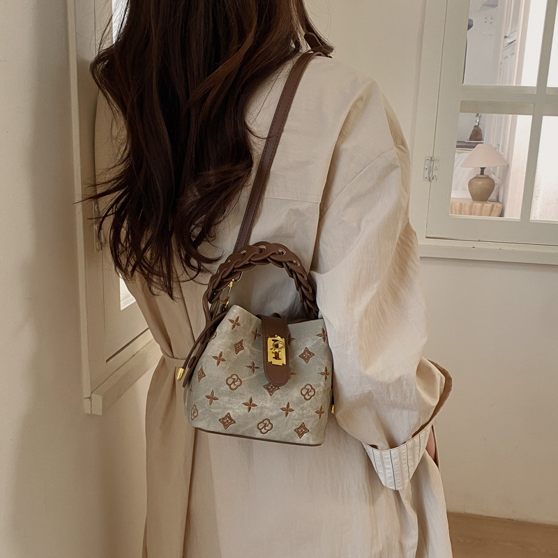 2026 New Luxury Monogram Shoulder Bag For Women Retro Versatile Crossbody Bag Niche Fashion Chain Woven Handbag - Thumbnail 2