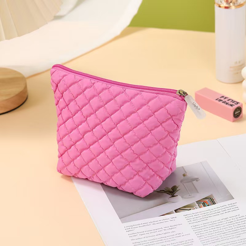Bolso cosmético de plumón estilo ins simple Bolso de almacenamiento de lavado portátil portátil de gran capacidad para mujer pequeña