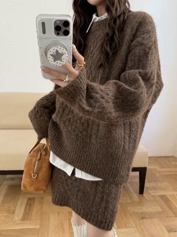 Casual style two-piece knit set for women, new autumn/winter collection, featuring a loose-fitting, round-neck sweater and a skirt, a fashionable women's outfit