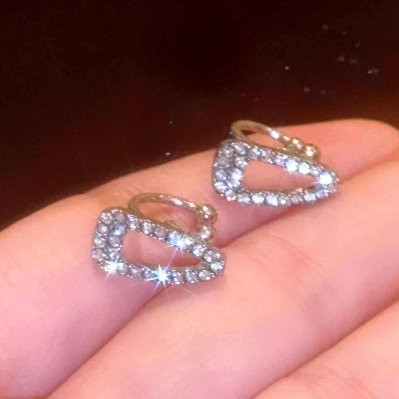 Clips de oreja de circonio micropavimentados de alta gama para mujeres sin pendientes perforados 2025 nuevos clips de oreja de moda para ropa de trabajo pendientes versátiles.