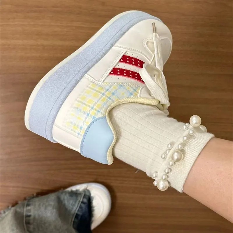 Zhao Lu Si con los zapatos de pan coreano de otoño 2025 nuevo campus universal zapatos blancos pequeños zapatos de skate casuales para mujeres