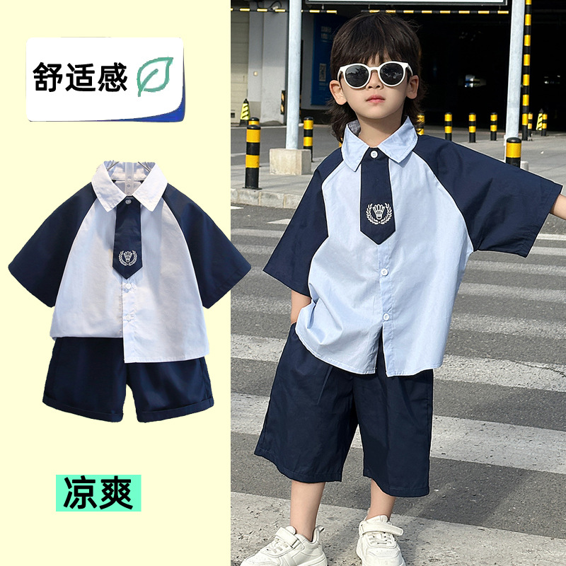 7930 traje de estilo universitario de verano para niños 2025 nueva camisa de verano para niños hermosos pantalones cortos casuales de dos piezas