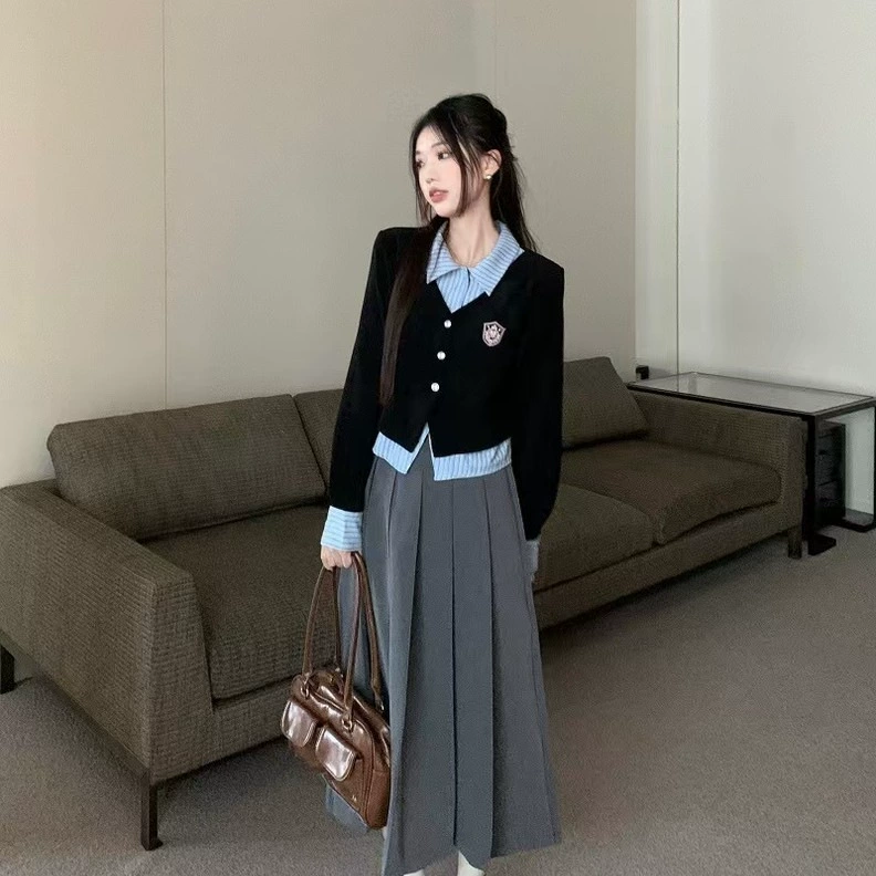 Новый комплект из рубашки в стиле колледж и трикотажной плиссированной юбки-миди с эффектом пэчворк, модель 2024 года.
