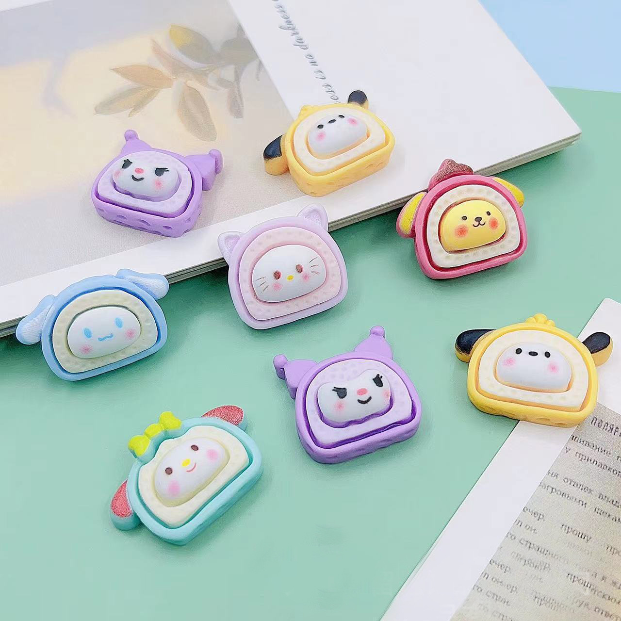 Pequeño Libro Rojo nuevo Sanrio pan de dibujos animados rollo crema pegamento resina DIY accesorios al por mayor teléfono móvil material parche