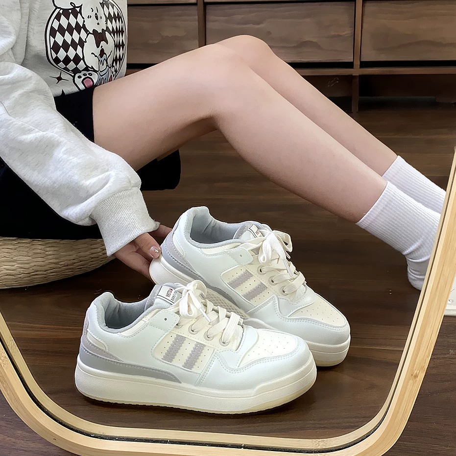 Взрывная немецкая кожаная обувь для панелей для женщин 2024 Осень новый студенческий городок нишевые повседневные дикие белые туфли на мягкой подошве