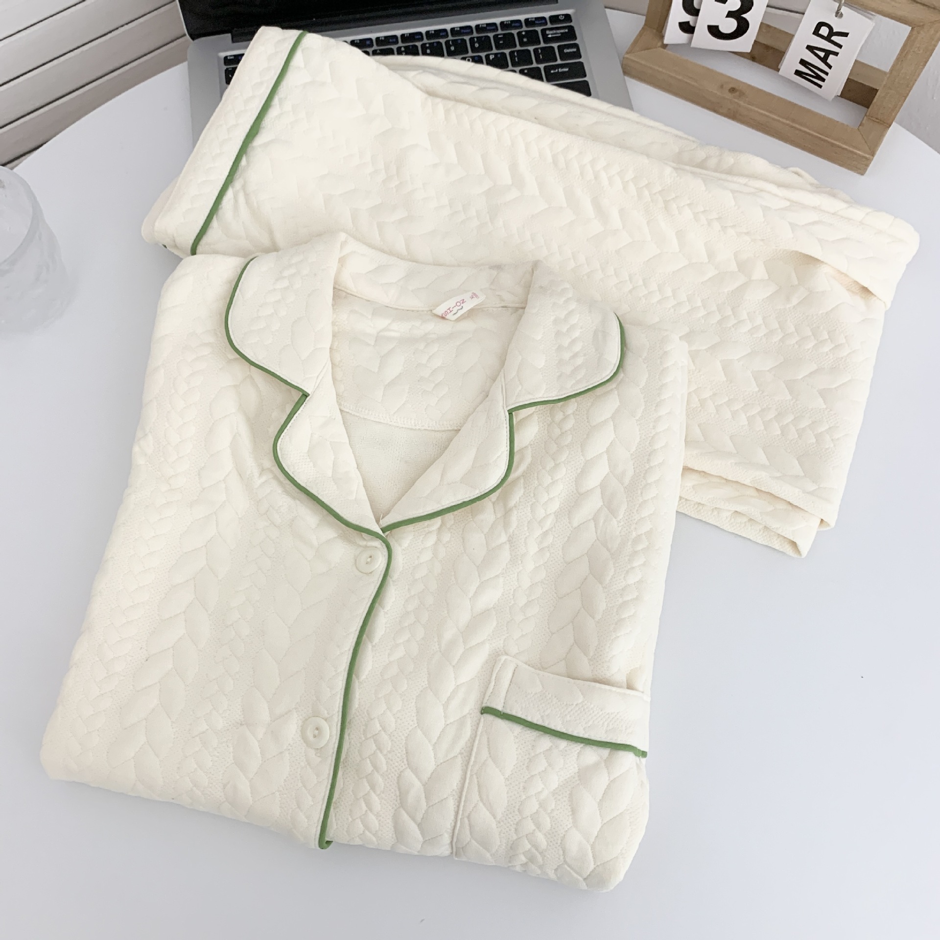 Lápices japoneses pequeños nuevos pijamas de algodón de aire primavera / otoño / invierno mezclado lindo cálido dibujos animados conjunto de ropa para el hogar