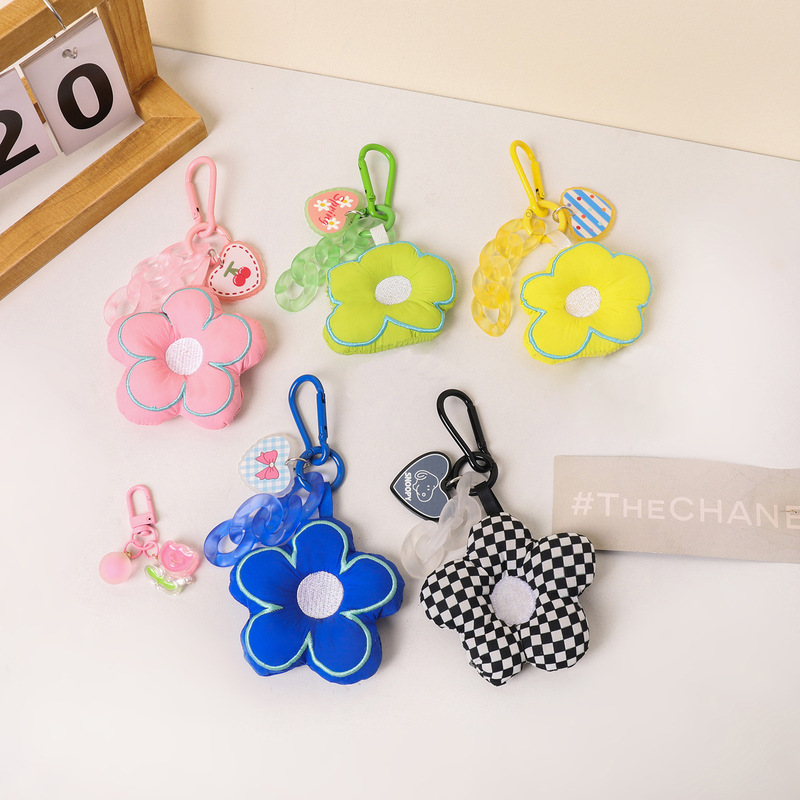 New Fabric Flower Car Keychain Pendant, Fresh and Creative Heart-Shaped Chain Accessory, Student Earphone Cover Decoration New Fabric Flower Car Keychain Pendant, Fresh and Creative Heart-Shaped Chain Accessory, Student Earphone Cover Decoration