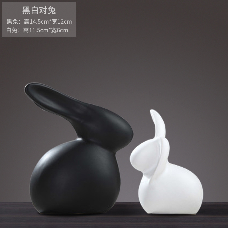 現代のシンプルな陶磁器の装飾品は家庭の客間の酒場のテーブルの上にアイデアの部屋の戸棚を飾っています。|undefined