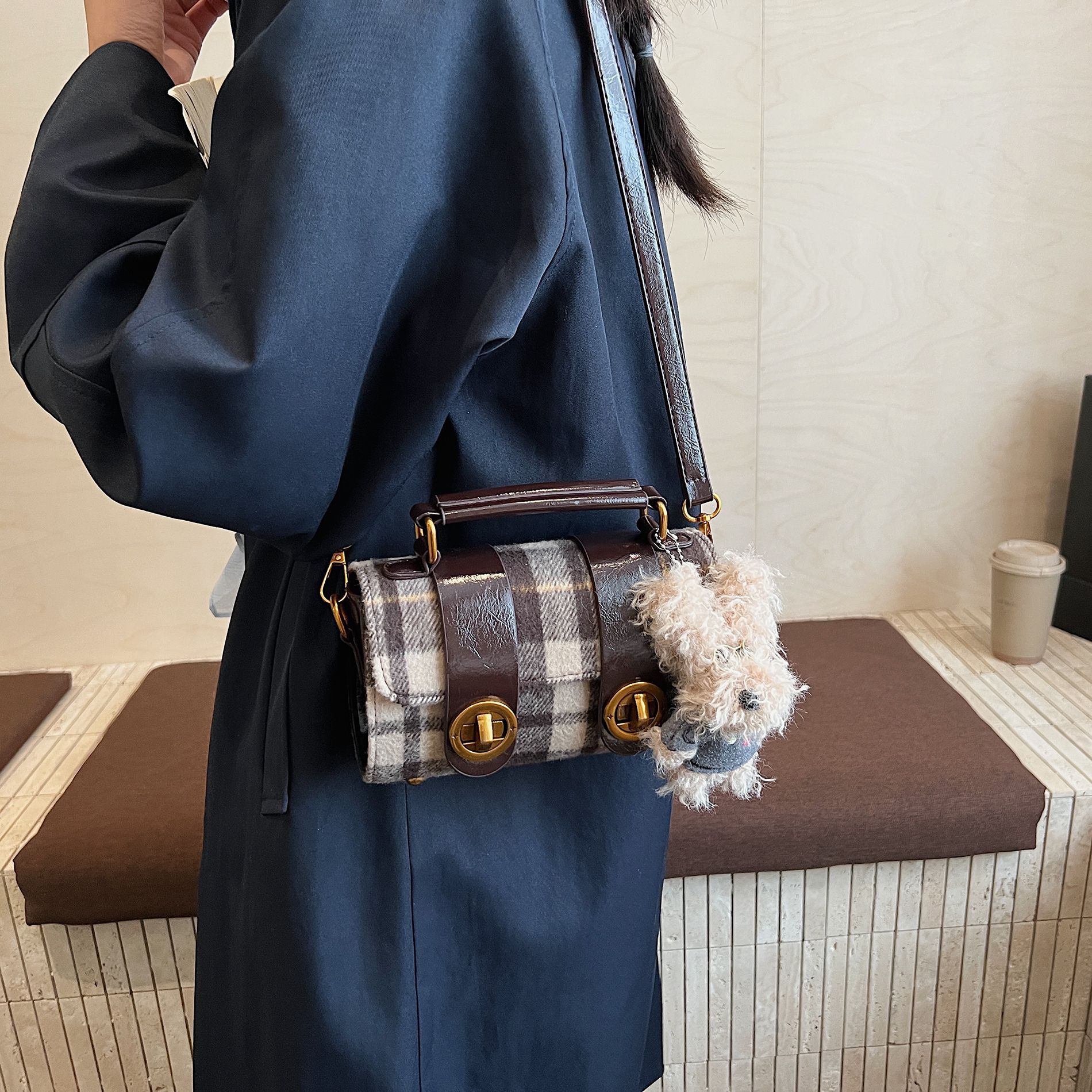 Bolsa de mano a cuadrícula coreana de color contrastante para mujeres 2025 nueva moda personalidad bolso cuadrado de textura superior bolso de tramo inclinado