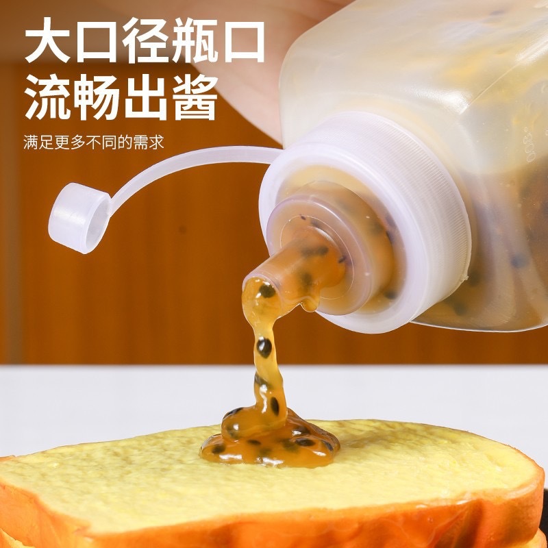 サラダソースはプラスチックの小さい壺を搾ることができます。