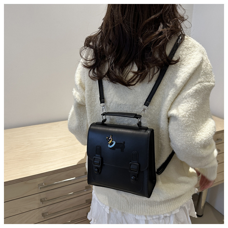 This is a new retro commuting backpack for the autumn of 2024, featuring a casual color contrast and a niche design. It is a small square single-shoulder hand-carry bag undefined