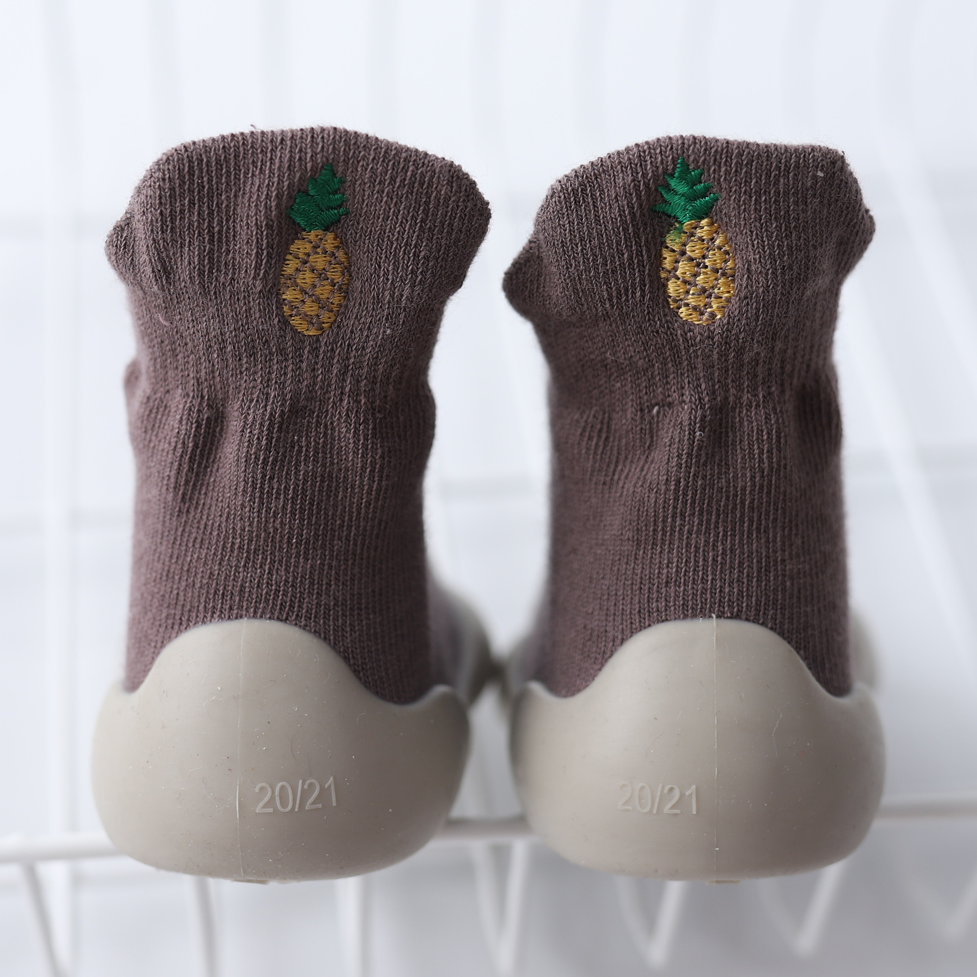 Zapatos de niño bordados zapatos de fondo suave antideslizante primavera y otoño calcetines de bebé zapatos para caminar en interiores y al aire libre educación temprana zapatos y calcetines transpirables infantiles