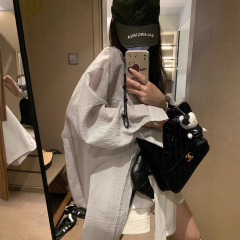 Oh lababyは怠惰な風でカジュアルな暗い縞の日焼け止めシャツの女性の中の長いコートの夏のゆったりした長袖のエアコンのシャツです。