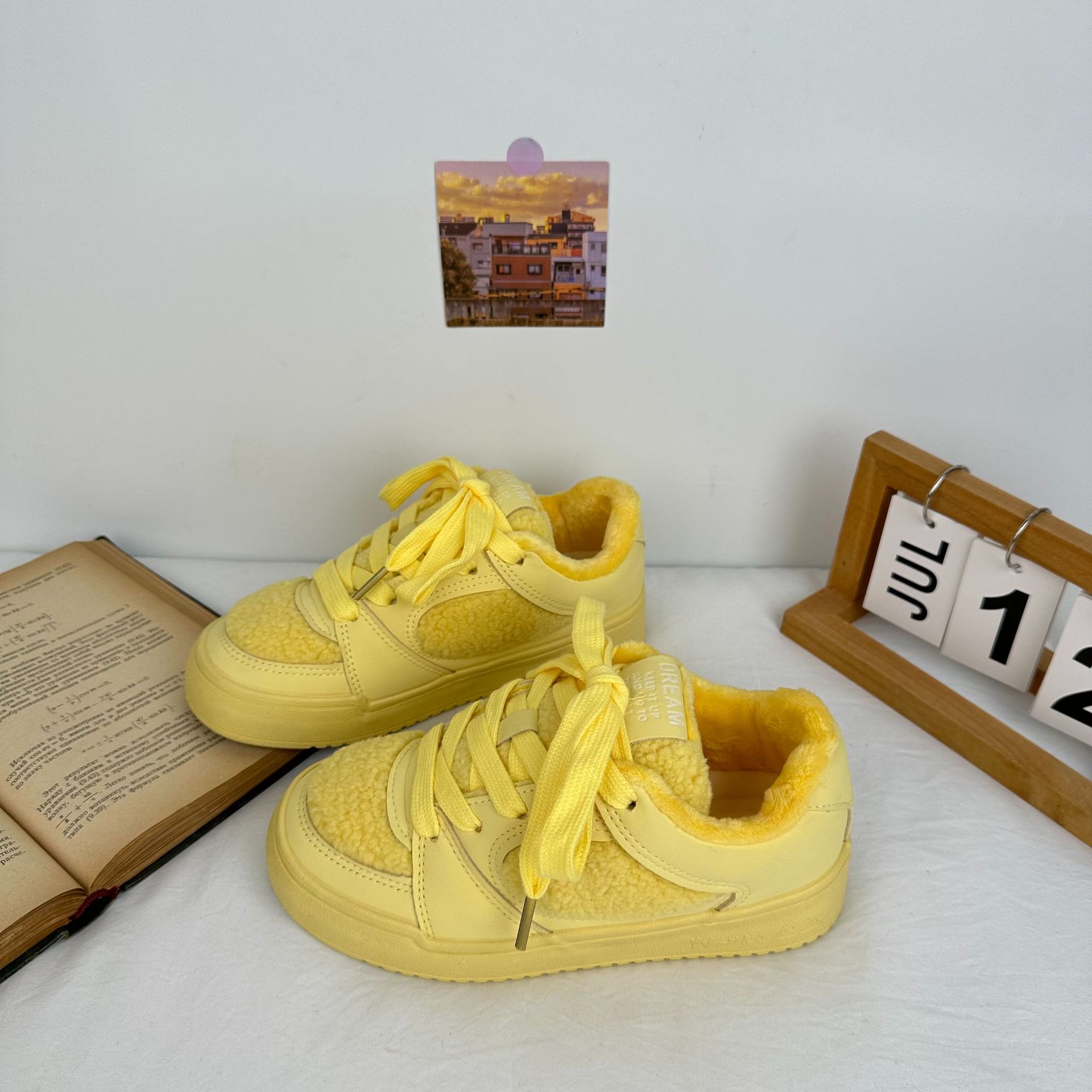 Zapatos con cordones delanteros estilo Hong Kong Zapatos deportivos casuales coreanos Zapatos de mujer de todo fósforo 2024 Nuevos zapatos blancos Mujer Yuanbo 5353