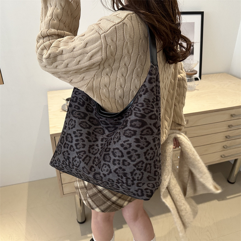 Bolsa de moda retrógrada con patrón de leopardo para mujeres, bolso de hombro casual de gran capacidad coreana, invierno 2024 nuevo bolso de brazo para mujeres