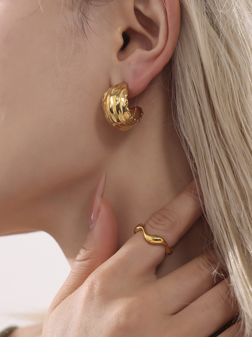 Square Candy Niche Wrinkled Texture C-shaped Earrings Lava Fashion Stainless Steel Casting PVD Electroplated Earrings For Women_voghion.com