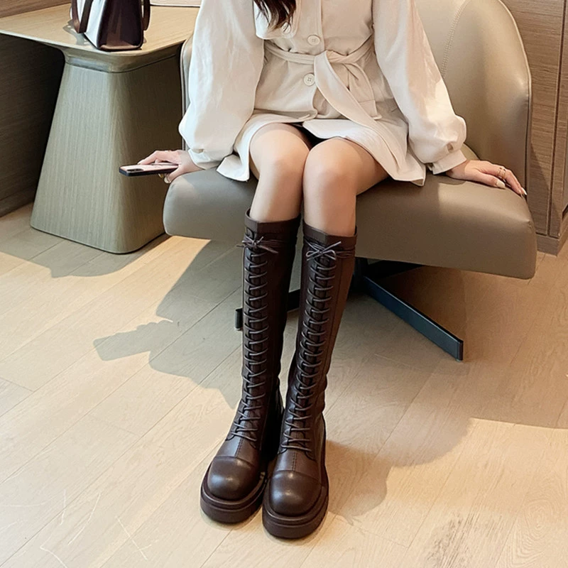 Рыцарские сапоги на ремешках для полных девочек, женские длинные сапоги с круглым носком, толстые стройнящие высокие сапоги на липких штанинах, коричневые большие сапоги, модные сапоги