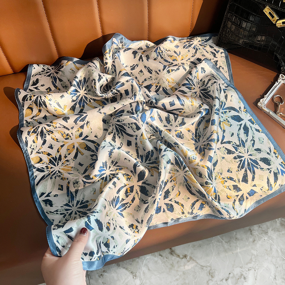 白黒の幾何学のストライプの韓国版の百合のシルクのスカーフの桑のシルクのスカーフの女性の春夏のファッションの薄いタイプのスカーフの贈り物