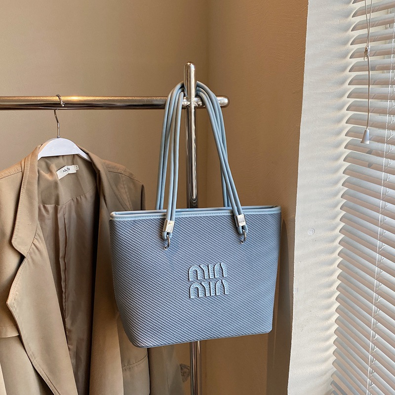 Bolso de alta gama para mujer de gran capacidad 2025 nuevo estilo primavera y verano diseño de nicho bolso de mensajero bolso de cubo portátil para mujer