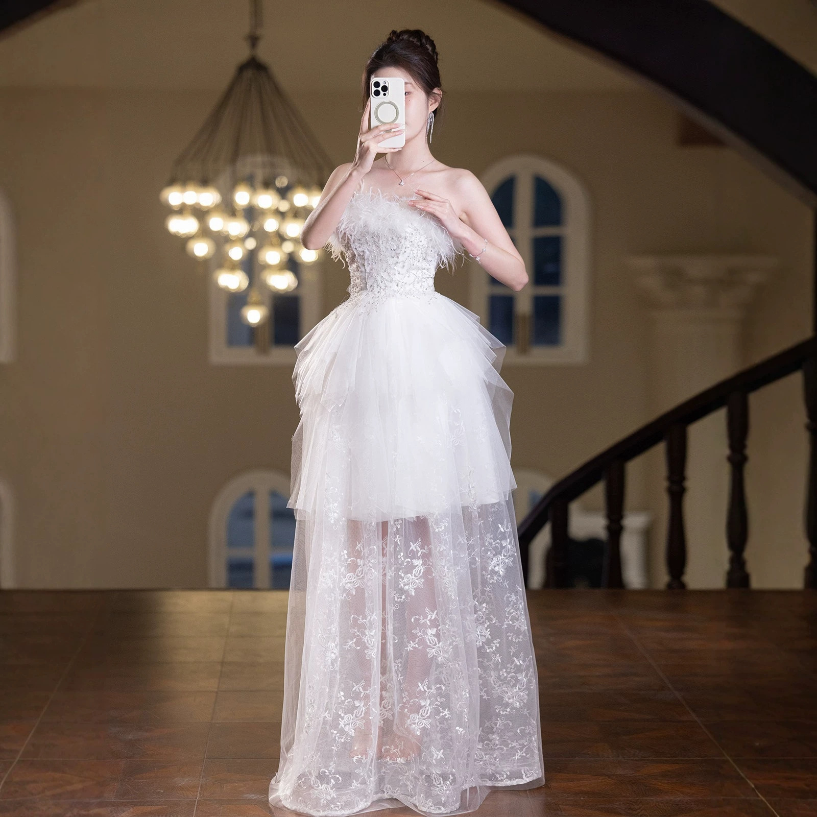 Đầm maxi nữ thắt eo cổ yếm phong cách Pháp, tay lỡ xếp tầng, phối lông vũ trang trí — Trắng