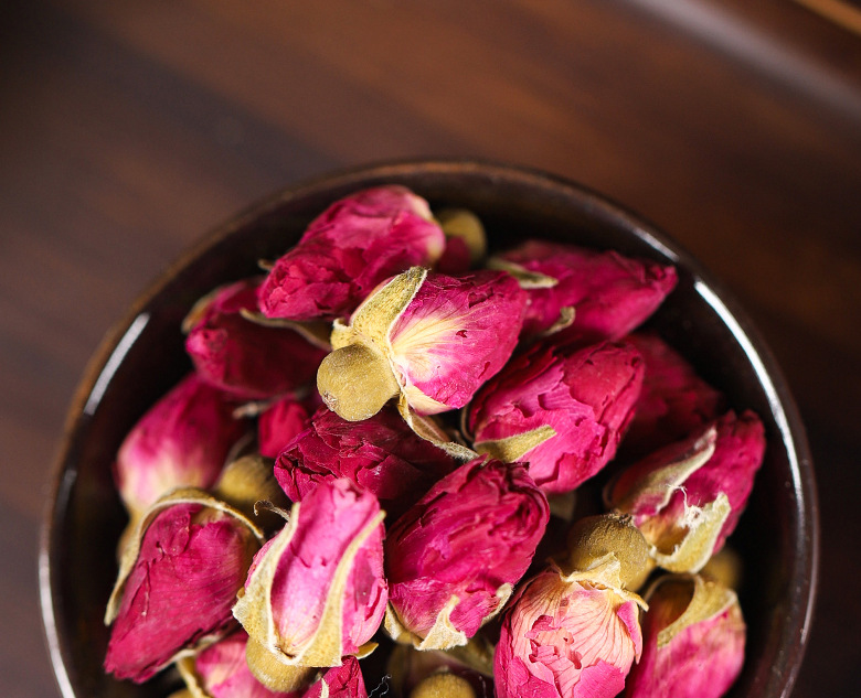 Cili Fruit Goji Mulberry Rose Tea Blend 125g x 2 Cans Herbal Infusion for Daily Steeping in use