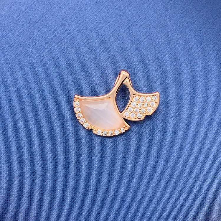 百種類のペンダントは心のままにファッションの経典を配合します。カップルの美しいペンダントは親友のアクセサリーを送ります。