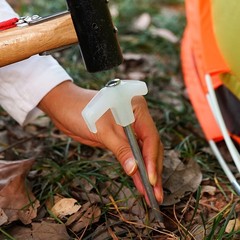 Outdoor glow-in-the-dark spike for camping tents, fluorescent 25CM wind rope spike, tent steel spike accessories, wholesale