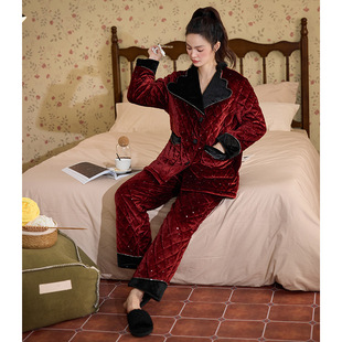 �����¿�һ�|ĺɫ�ӽq�Ӻ�ů���⴩�r��˯��Ů�Ҿӷ��ɼ���