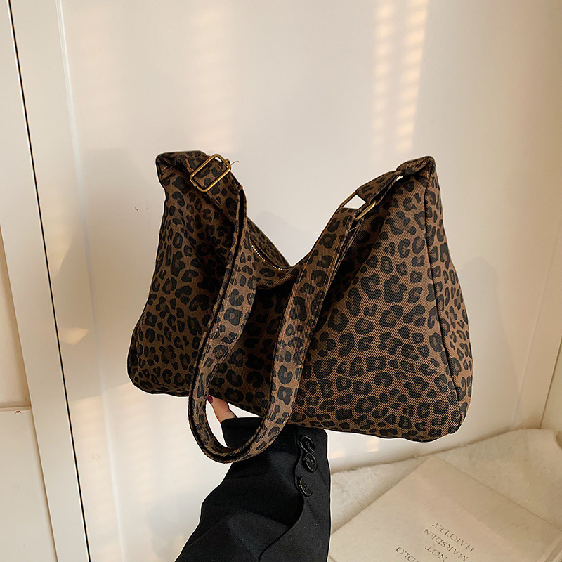 Spring New Leopard Print Shoulder Bag Women's European and American Style Crossbody Cloth Bag Large Capacity Trendy Tote Bag Commuter Underarm Bag Spring New Leopard Print Shoulder Bag Women's European and American Style Crossbody Cloth Bag Large Capacity Trendy Tote Bag Commuter Underarm Bag