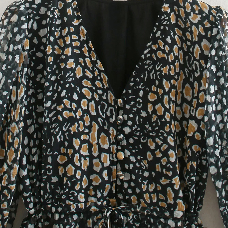 Vestido de gasa de manga larga con cuello de pico y estampado de leopardo NSGE35092