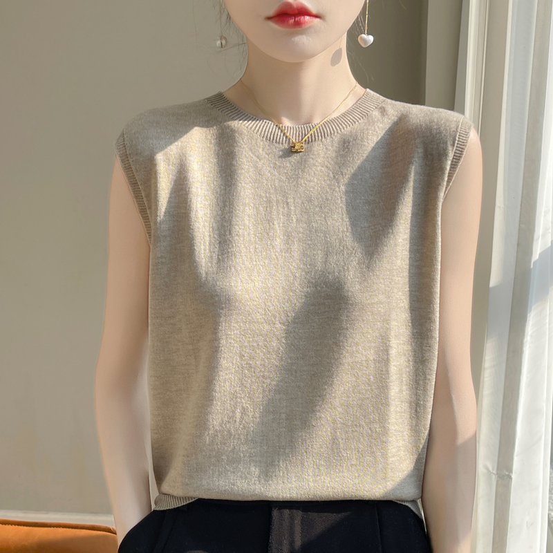 Woolen spring thin knitted vest with a round collar sleevless