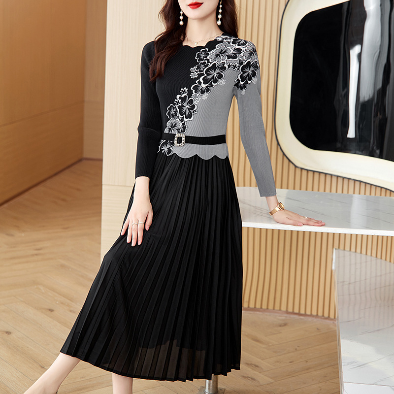 European station 2025 spring new fashion pleated round neck stitching slim dress long pleated skirt European station 2025 spring new fashion pleated round neck stitching slim dress long pleated skirt