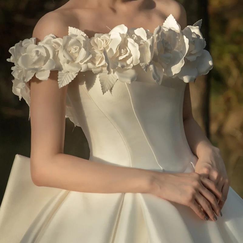 Vestido de Novia de Satén con un Solo Hombro, Estilo 2026, Color Blanco, Estilo Bosque, Temperamento Súper Híbrido, con Cola Larga