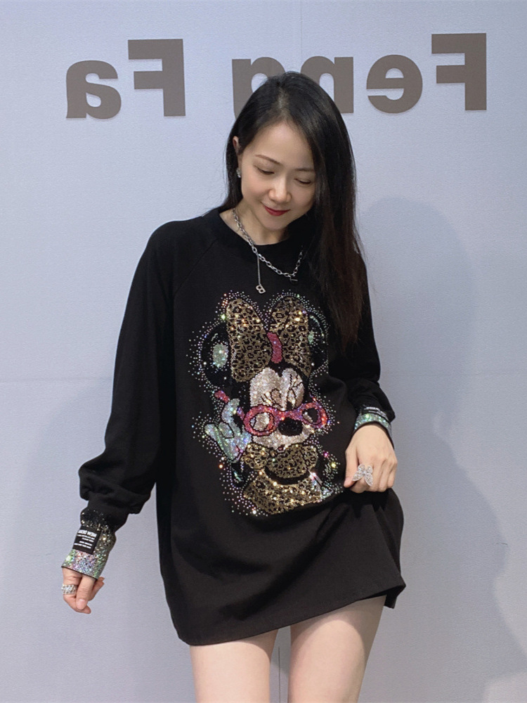 Ropa de mujer de comercio exterior Europea y estadounidense relajada con camisetas en el interior, ropa de mujer de otoño e invierno, chaqueta de manga larga y talla grande con hombros y ropa de fondo.