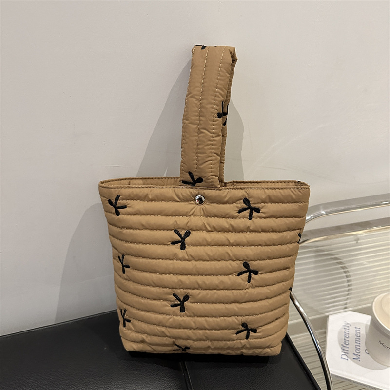 Moda coreana pequeña y fresca bolsa de bordado de arco de invierno 2024 nueva bolsa de maquillaje a rayas de diseño de nicho