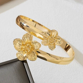 耳环;耳钉;项链