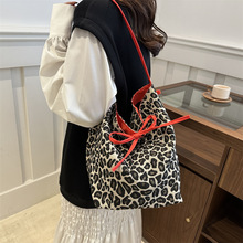 ���y��������Ů����2025�¿�r�ЌWԺ�L���ذ����e������ˮͰ��