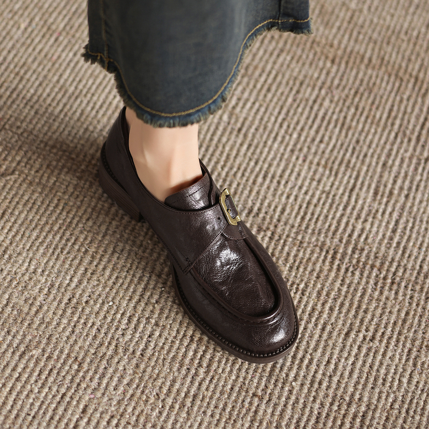 Giày loafer nữ phong cách Anh quai khóa, gót vuông thấp, mũi sâu, da bò — màu nâu