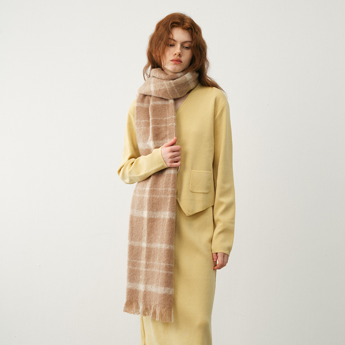 Bufanda de rayas con contraste de colores de ambiente americano para otoño e invierno, capa de borde de lana suave para mujer y capa con pechera a cuadros de color a juego._voghion.com