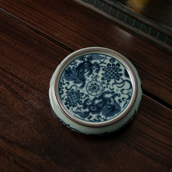 Clay covered with lion blue and white flowers