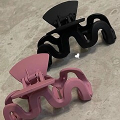フランス式のシンプルなフロストは女性の大きいサイズの気質の後頭部を挟みます。